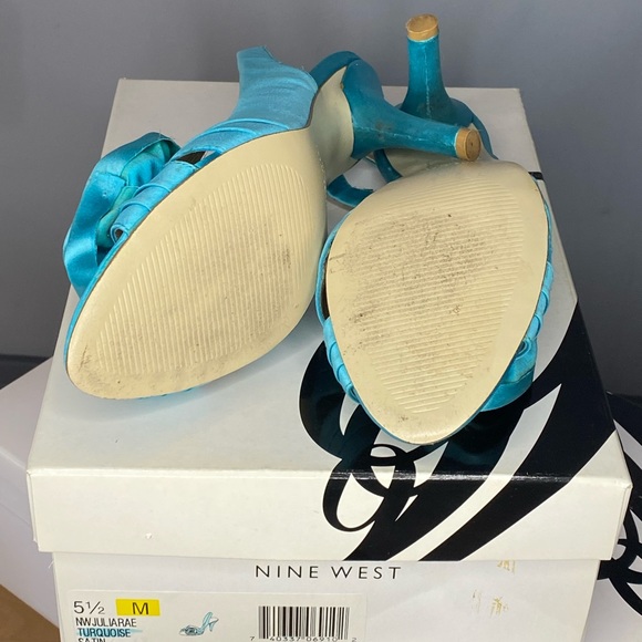 Nine West 3” “Julia Rae” turquoise satin flower heels - size 5.5 - Picture 6 of 6